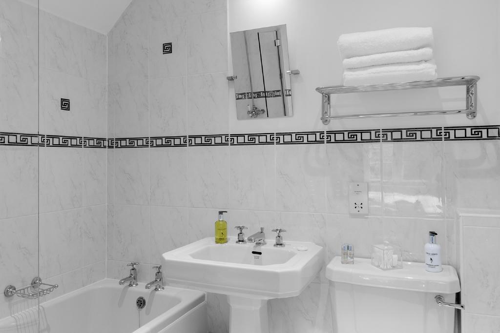 Hurtwood Hotel Peaslake Екстер'єр фото